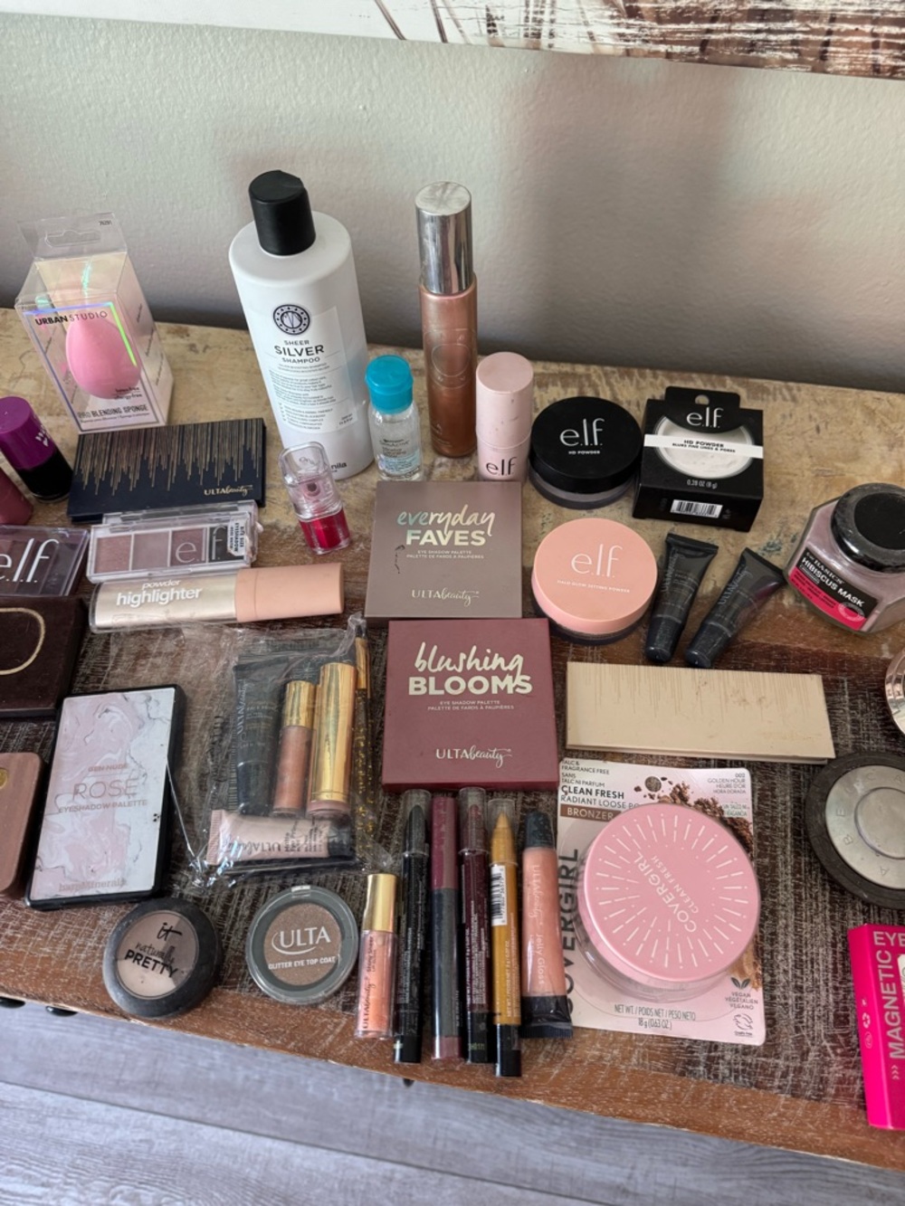 Bundle of cosmetics - Picture 2 of 4